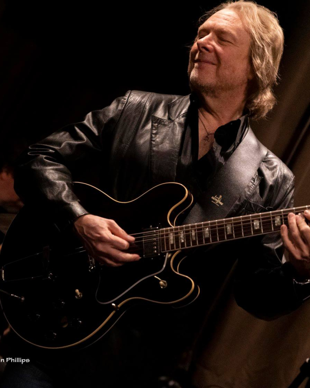 Johnston se ha presentado en escenarios como el Carnegie Hall y el Lincoln Center, en Nueva York, y en el Tokyo Jazz Festival