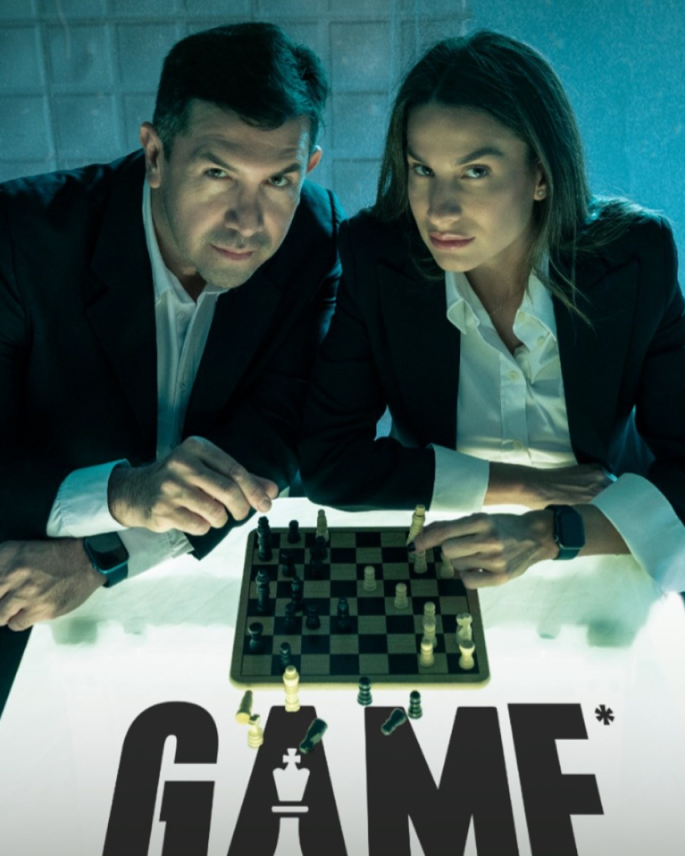 Joselyn Gallardo y Santiago Carpio protagonizan ‘Game’, una sátira que aborda las negociaciones y juegos de poder detrás de la política.