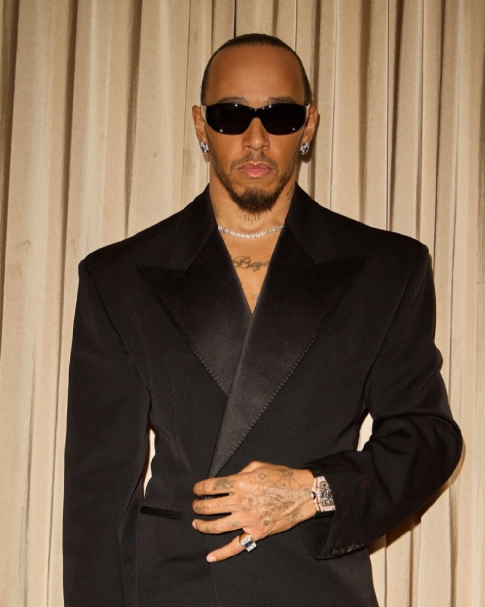 El piloto Lewis Hamilton ha demostrado a lo largo de su trayectoria un profundo interés por la moda.