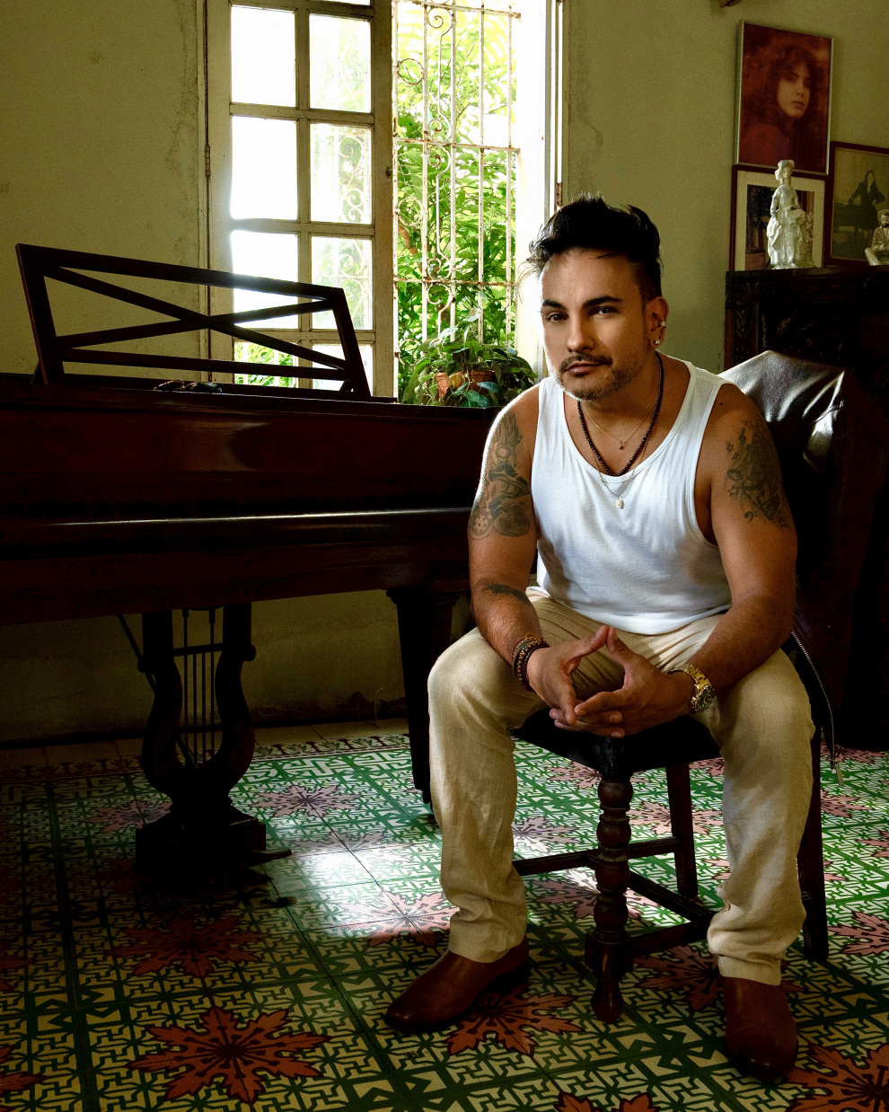 El artista creció en Medellín y, antes de dedicarse a la salsa, trabajó como presentador y actor de televisión.
