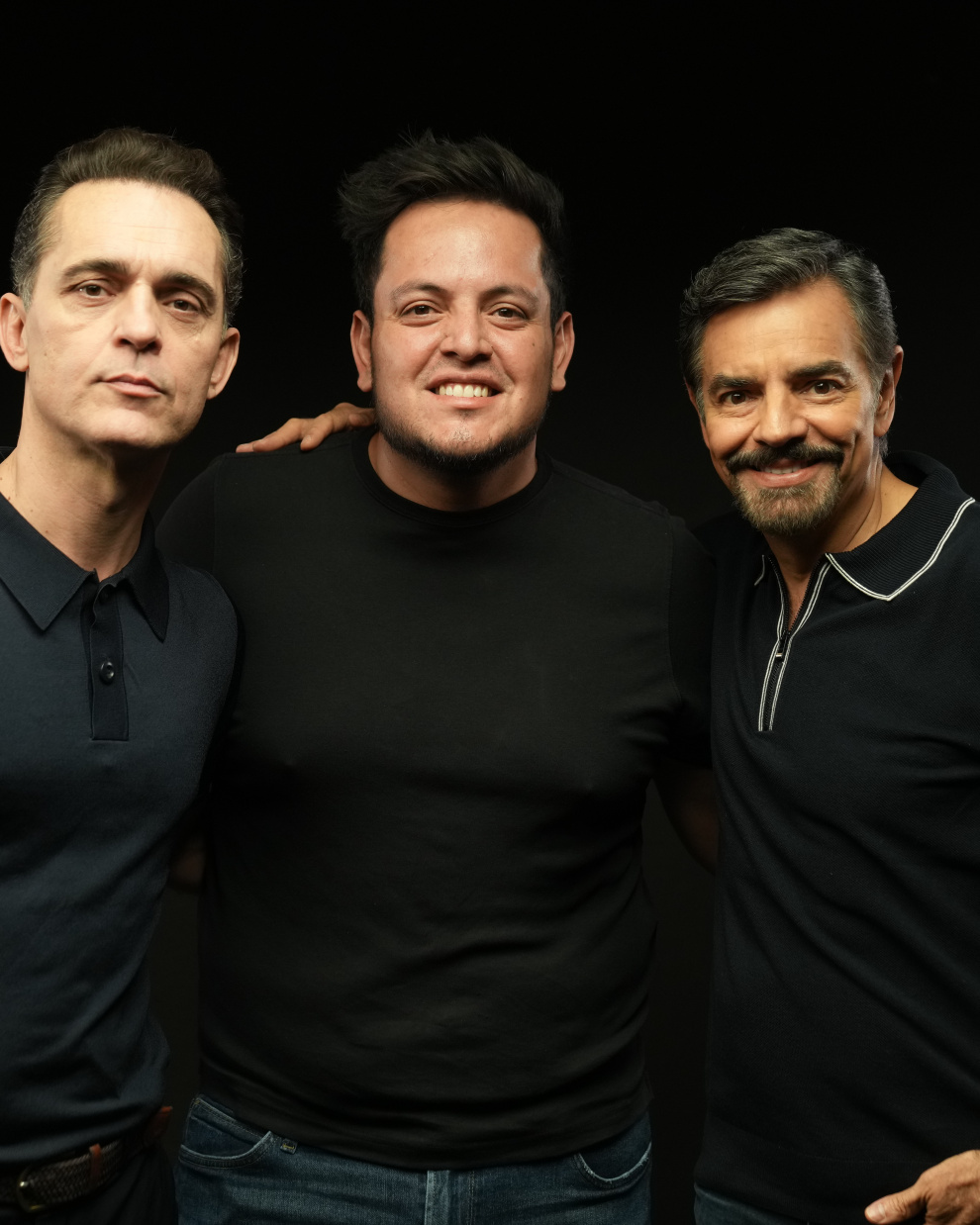 Pedro Alonso, Alejo Chauvín y Eugenio Derbez, de izquierda a derecha. Chauvín fue uno de los tres directores de fotografía de El Juicio.