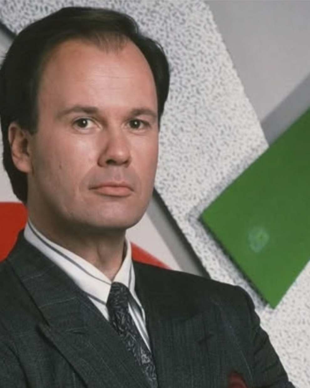 Dennis Haskins en su icónico papel de Richard Belding, quien falleció el lunes a los 75 años.