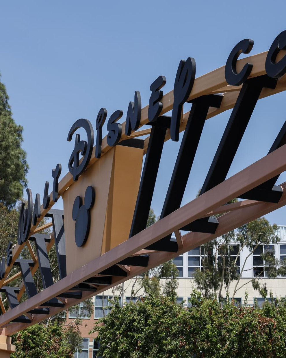 Disney anuncia nuevos despidos y retiros anticipados como parte de su plan de reducción de costos.