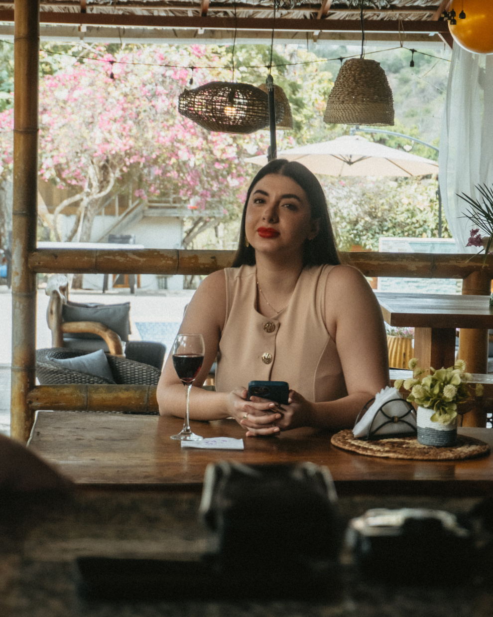 Alberto Pablo Rivera y Camila Valencia protagonizan De Cabeza, un cortometraje ecuatoriano ambientado en la costa del país.