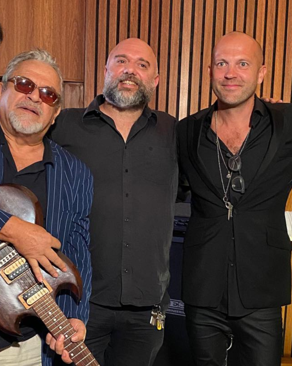 William Solórzano ‘Totah’ y Willy Wong, quienes participarán en el Guayaquil Rock Fest 2026, junto a Héctor Napolitano, Mikko Kosonen, Lucas Napolitano, Carlos Prado y Jaime Carrillo.|