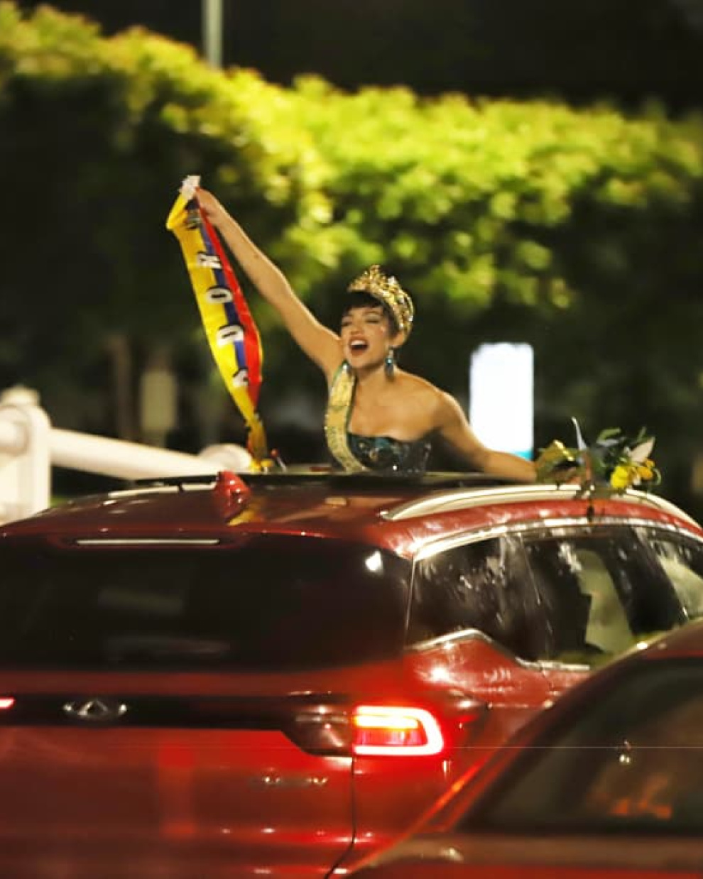 Shyare Andrade regresa a Ecuador: la modelo manabita llegó al aeropuerto José Joaquín de Olmedo de Guayaquil tras quedar como primera finalista del Miss Grand International 2026.