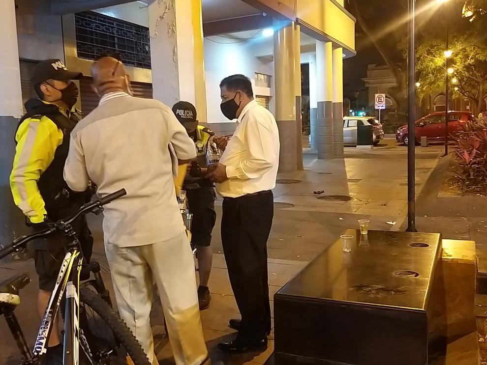 Policías intentan controlar a libadores de la vía pública, cerco del Parque Centenario.