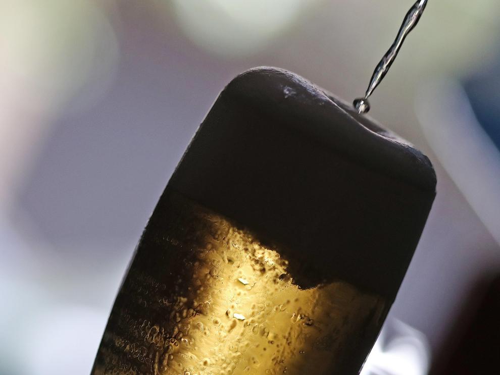 Un vaso de cerveza en foto de archivo.