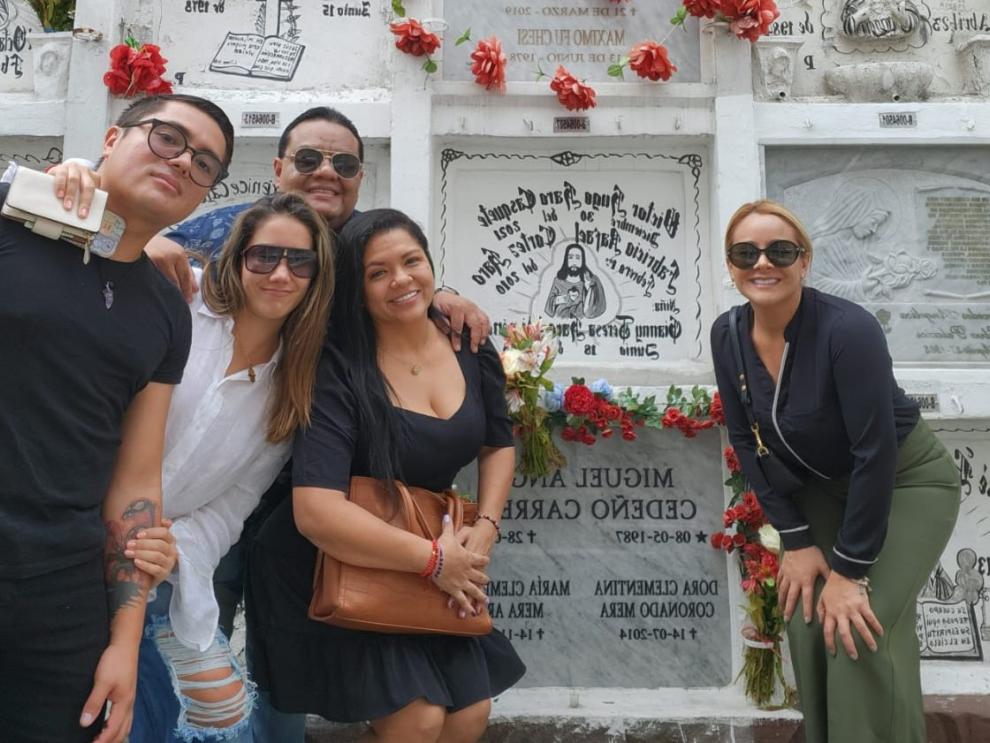 En la tumba de Miguel Cedeño.