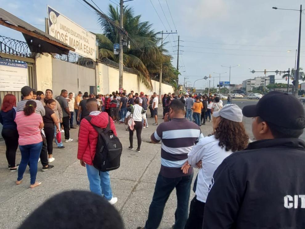 En el colegio José María Egas, recinto electoral ubicado al sur de la ciudad, es notoria la acumulación de ciudadanos quienes quieren ejercer el voto.