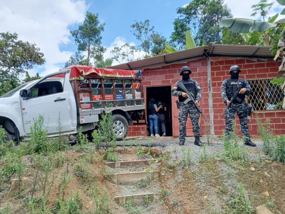 policias con chalecos