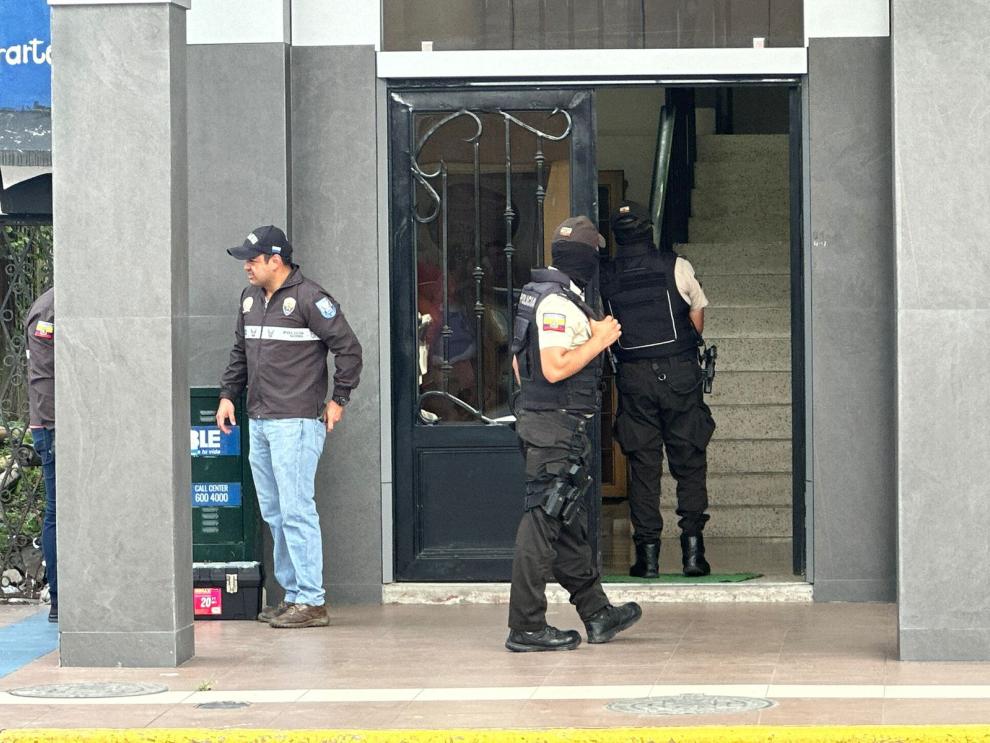 POLICÍAS.- La policía llegó hasta los exteriores del Municipio de Machala donde se refugió Frank Orellana.