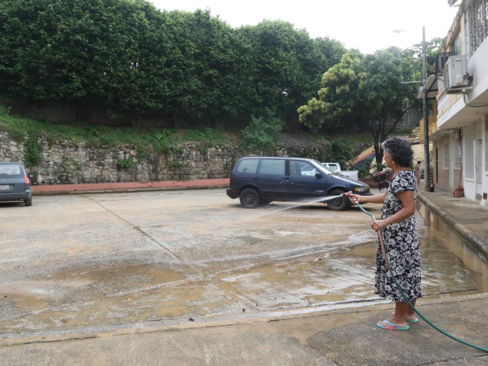 Esta mañana vecinos trataban de limpiar sus enseres