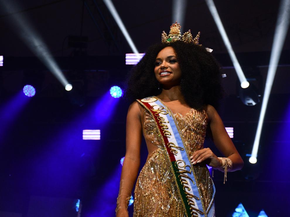 Lisbeth Juliette González Rojas, de 23 años, fue coronada como la nueva Reina de Machala. Kiara Paulina Armijos Feijoo fue designada como Virreina.