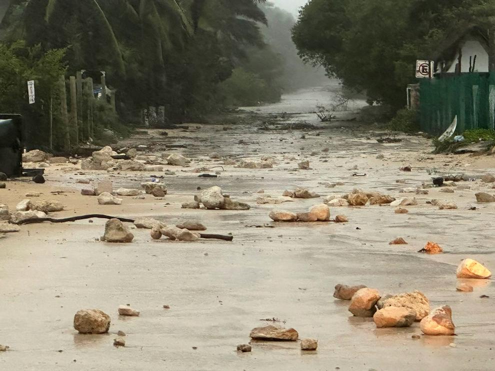 El huracán Beryl se debilita sobre México, pero mantiene sus niveles de peligrosidad
