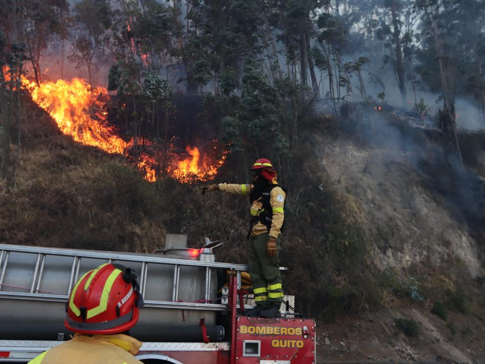 El incendio en Quito, que se inició en una quebrada de la avenida De Los Conquistadores, en Guápulo, afectó vías como la av. Simón Bolívar.
