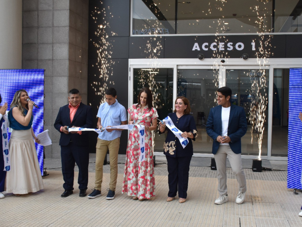 El corte de cinta se realizó en la entrada al mall.