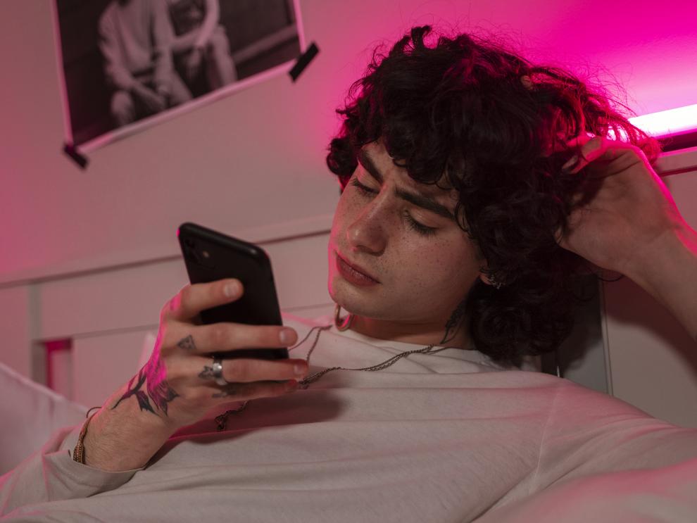 medium-shot-teen-holding-smartphone
