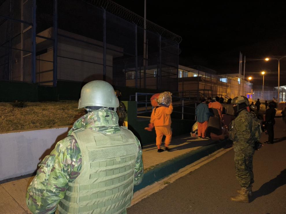 Bajo estrictas medidas de seguridad se cumplió con el traslado masivo de privados de libertad.