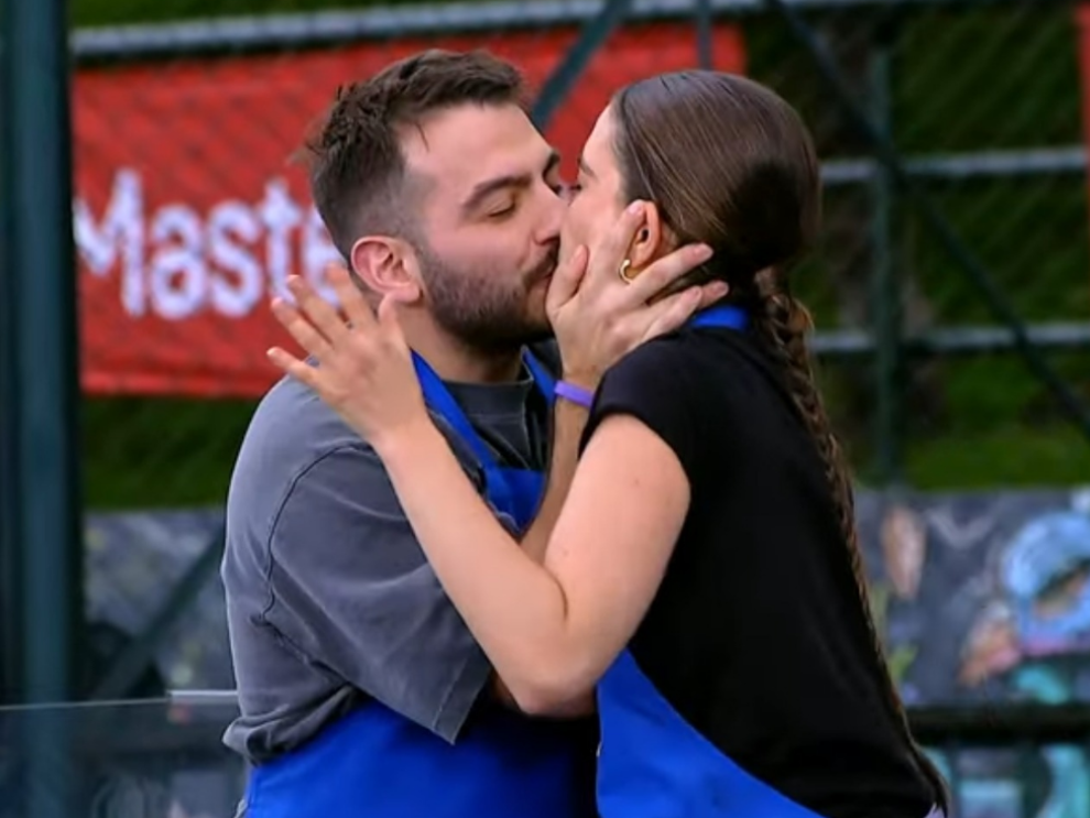 Shany y Johnta sellan su victoria con el beso más esperado de la temporada 2 de MasterChef Celebrity Ecuador, sorprendiendo a sus compañeros y a la audiencia.