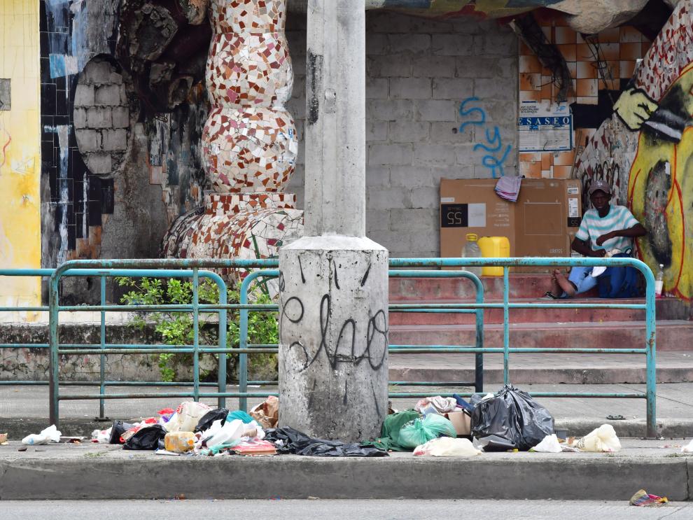 BASURA Y MAS BASURA (14390419)