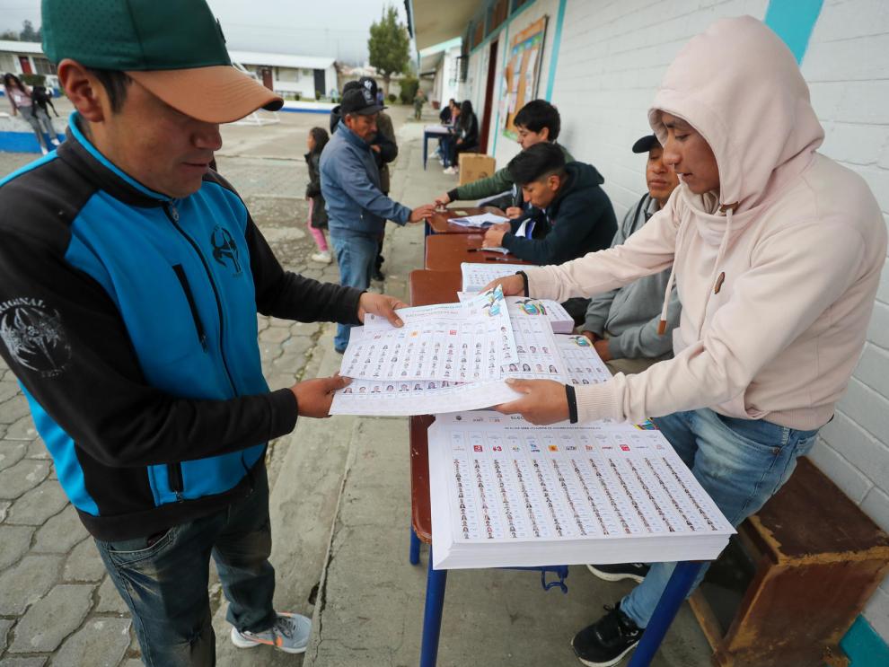 Fotografía de archivo de ecuatorianos mientras ejercen su derecho al voto.