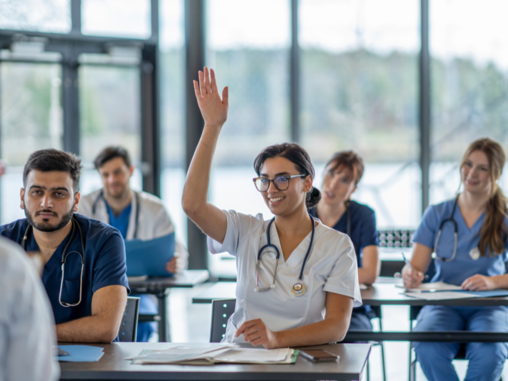 Estudiantes de medicina en laboratorio universitario, formándose en una de las carreras mejor pagadas en Ecuador en 2025.