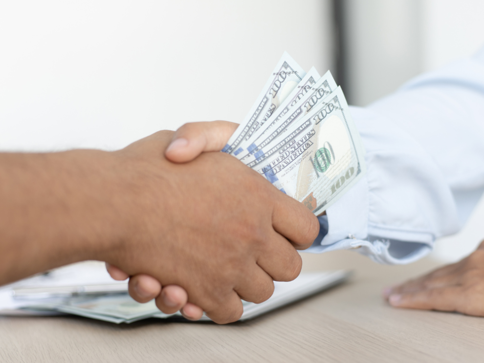 Trabajadores y jubilados pueden acceder a créditos quirografarios del Biess para cubrir gastos personales, deudas o pensiones alimenticias.