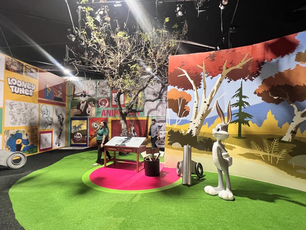 Escenografías detalladas, réplicas de sets y espacios interactivos forman parte de la exhibición que transforma Policentro en un universo Warner.