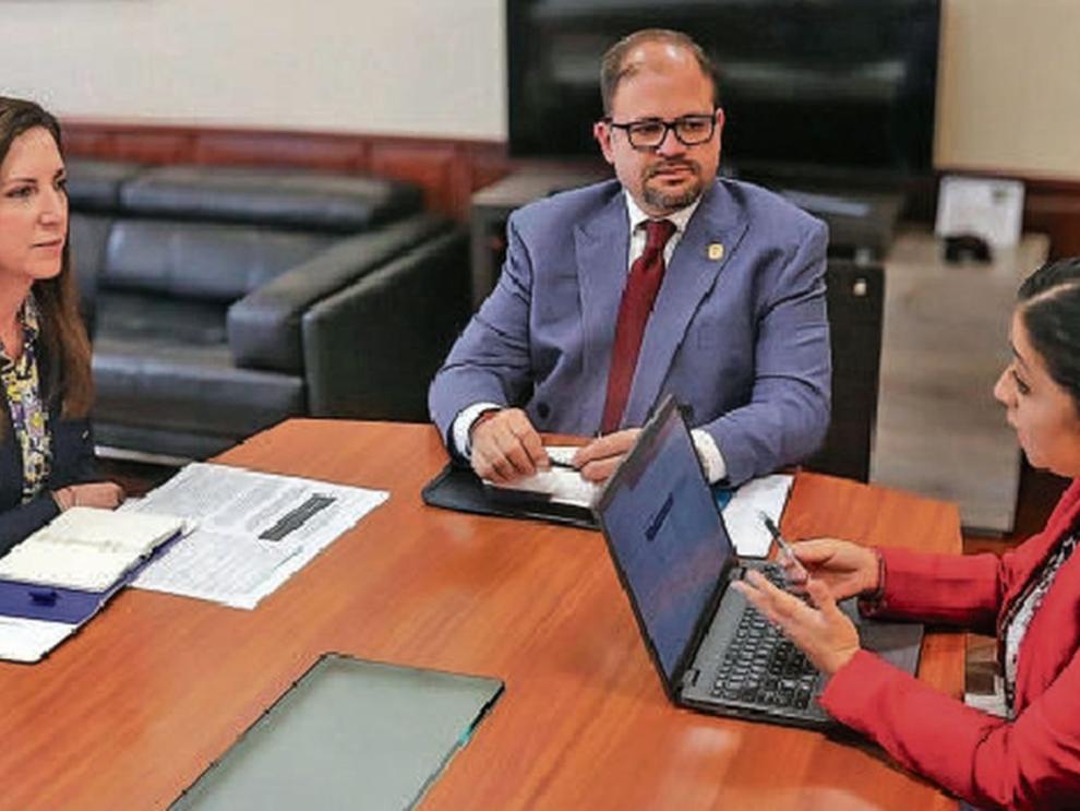 La Ministra de Educación Alegría Crespo y el Ministro del Interior John Reimberg en reunión por el Plan Nos Cuidamos.