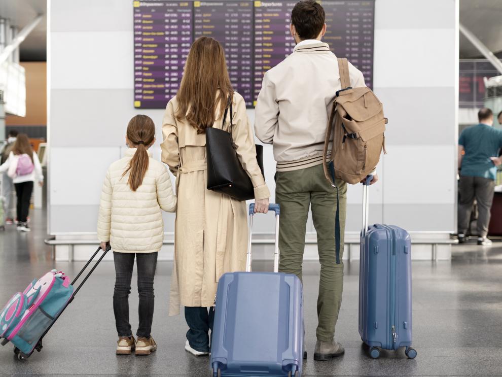 familia-de-tiro-completo-en-el-aeropuerto