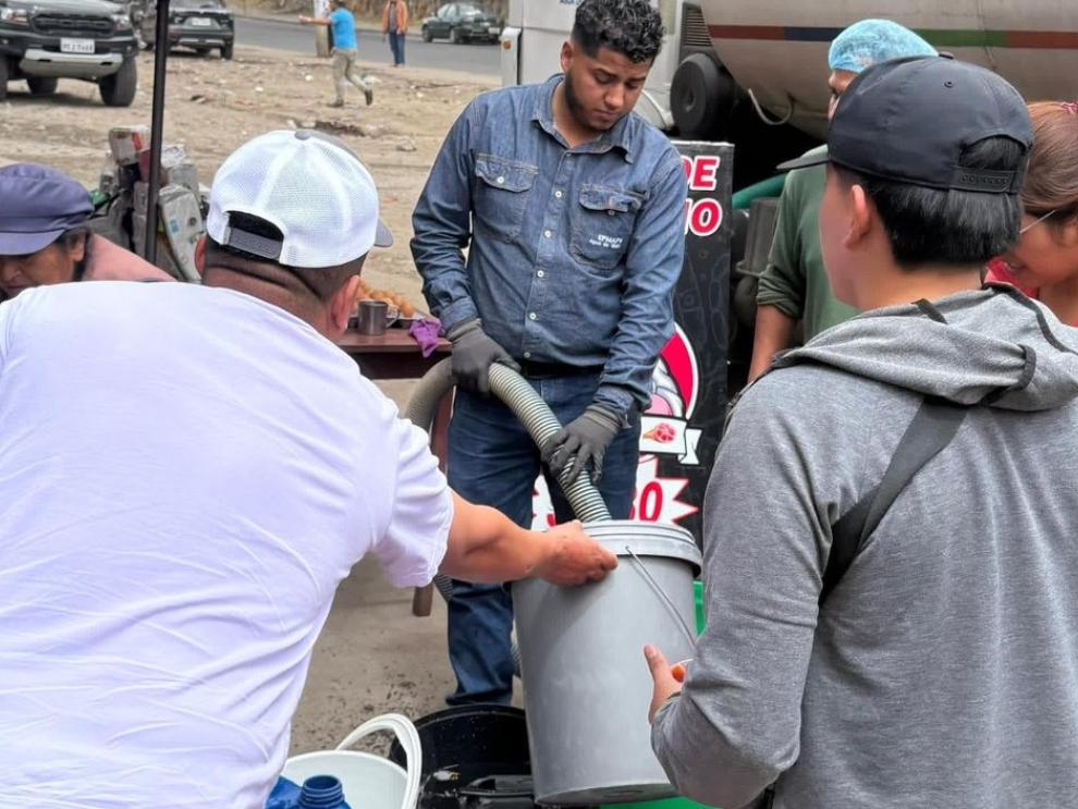 Mientras duró el corte de agua, algunos vecinos compartieron el líquido con los afectados. El Municipio dice que analiza compensaciones.