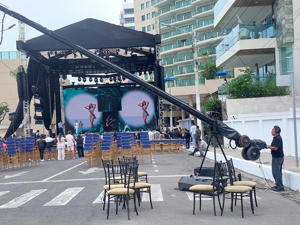 El montaje del escenario donde se efectuará la gala quedó listo la mañana de este sábado