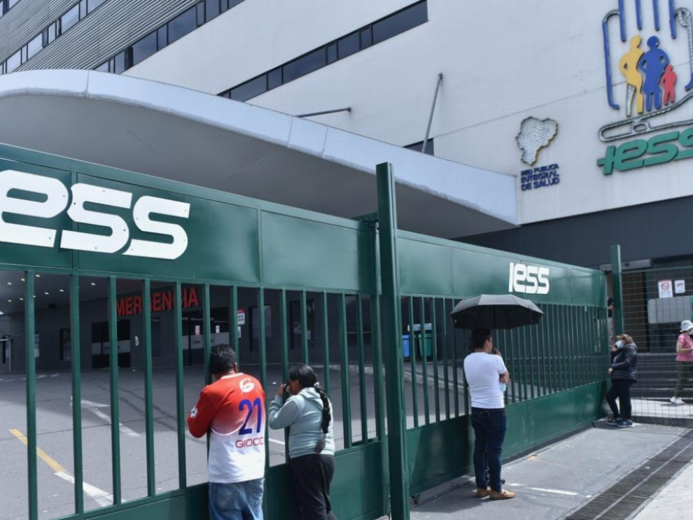 En el Hospital del IESS, del sur de Quito, donde pacientes esperan para acceder al servicio.