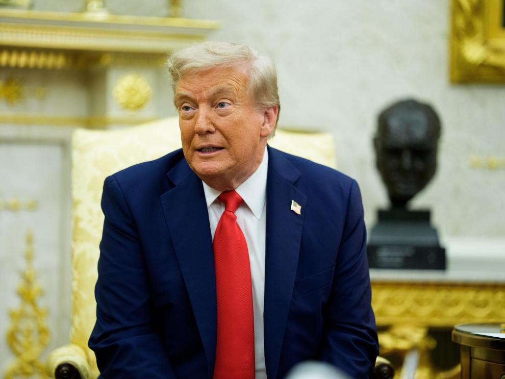 La administración Trump amplió su estrategia para enviar migrantes a terceros países, según reportes de CBS News.
