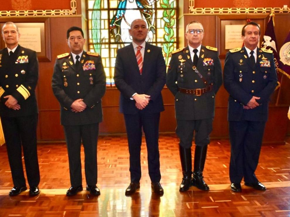 Desde la izquierda, los nuevos comandantes: Ricardo Unda (Fuerza Naval), Henry Delgado (jefe del Comando Conjunto de las FF.AA.); Iván Vásconez (Fuerza Terrestre y Mauricio Salazar (FAE).