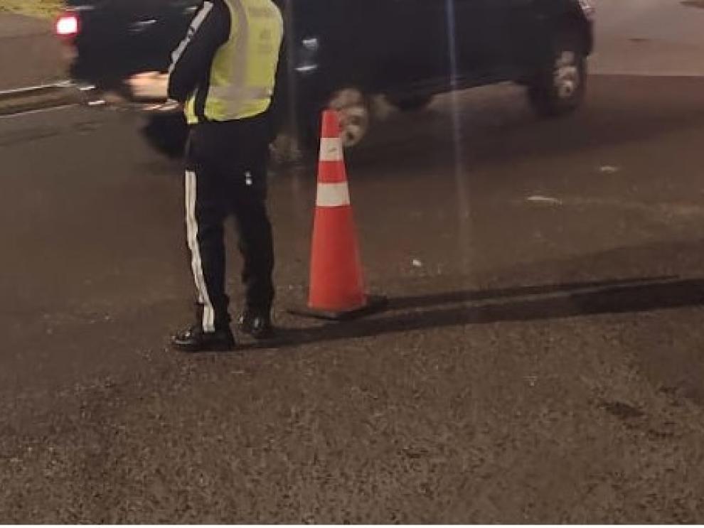 Imagen referencial de un cierre vial. Los agentes civiles cercaron el lugar, luego de que una persona falleció atropellada