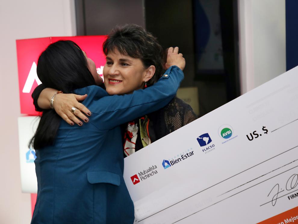 Ganadora recibiendo premio