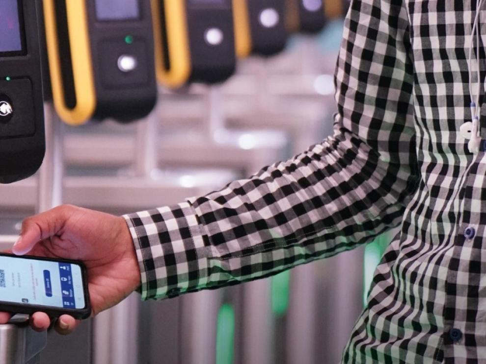 Los usuarios pueden descargar la aplicación del Metro de Quito para pagar la tarifa y viajar en el sistema.