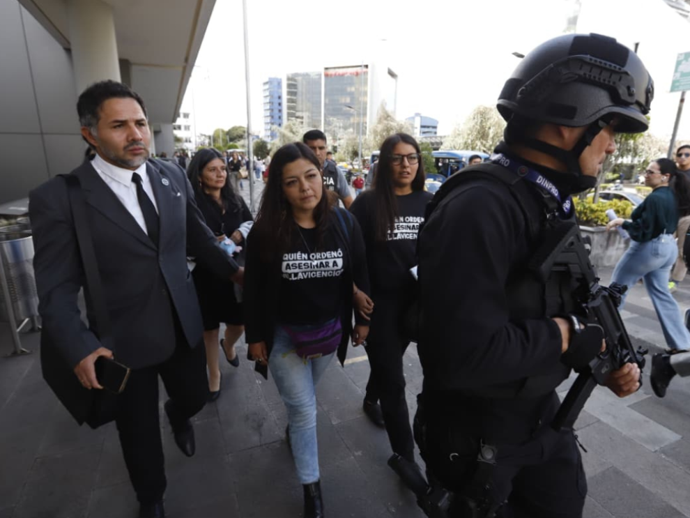 Hijas de Fernando Villavicencio saliendo de la audiencia.
