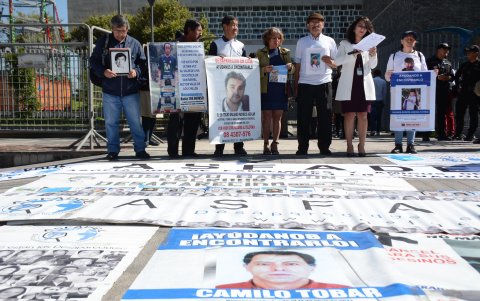 Familiares de desaparecidos en los exteriores de la Asamblea Nacional.