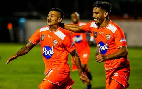 El futbolista colombiano (i) vestirá de azul por las próximas cuatro temporadas. Su último club fue el Envigado de su país.