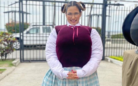 Alejandra Jaramillo con la ropa que luce el personaje.