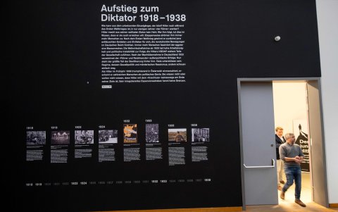 SANKT POLTEN. La myestra coloca desde fotografias hasta objetos relacionados con la etapa juvenil del dictador.