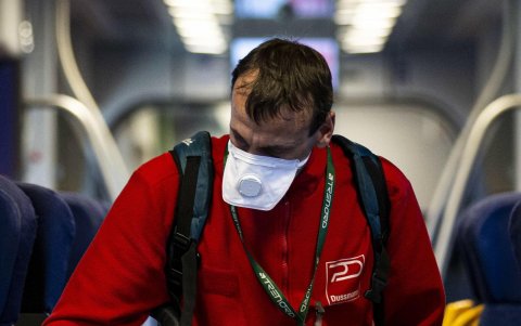 Personal especializado realiza la limpieza y desinfección de los vagones de un tren en la estación de Garibaldi en Milán, norte de Italia.