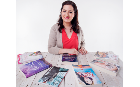 La autora lanzó su primera novela en 2013, actualmente tiene más de 40 obras traducidas en distintos idiomas. 