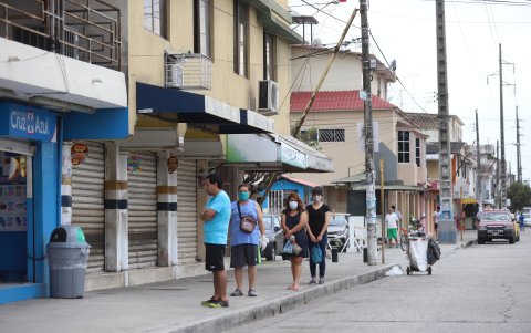 Expertos resaltan las facilidades de los ciudadanos para hacer compras de alimentos y abastacerse de medicamentos.
