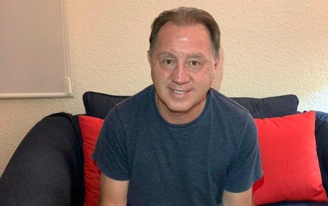 Álex Aguinaga participa como comentarista en un programa deportivo en la Radio Redonda