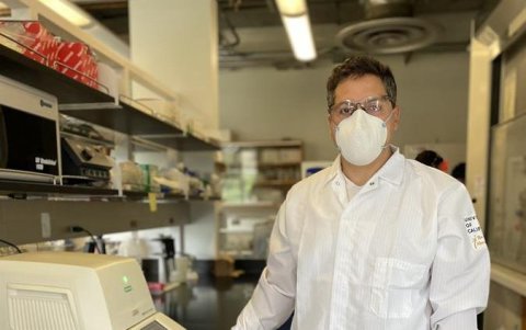 El científico quiteño Diego Fernando Acosta Alvear, en su laboratorio.