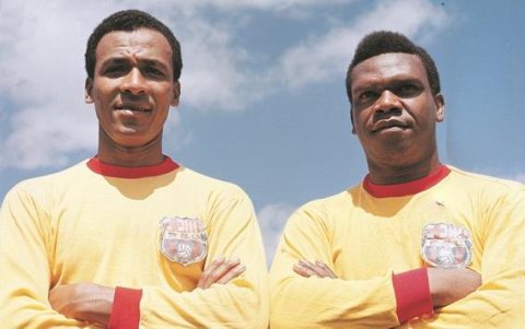 Pedro Perico León (d) falleció en Perú. En la foto junto el recordado Alberto Spencer (+) cuando militaban en Barcelona.